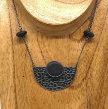 Load image into Gallery viewer, Pebble Patterned Fan Rock Nexklace