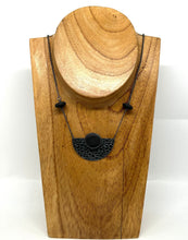 Load image into Gallery viewer, Pebble Patterned Fan Rock Nexklace