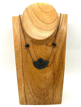 Load image into Gallery viewer, Pebble Patterned Fan Rock Nexklace