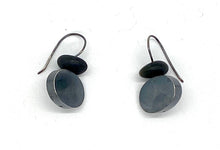 Load image into Gallery viewer, Rock and hollow form earrings
