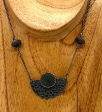 Load image into Gallery viewer, Pebble Patterned Fan Rock Nexklace

